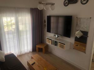 TV a/nebo společenská místnost v ubytování bungalow casa alegria yumbo