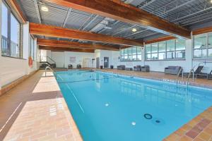בריכת השחייה שנמצאת ב-Ramada by Wyndham Jordan/Beacon Harbourside Resort או באזור