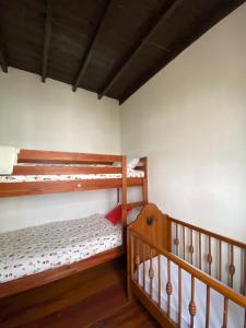 1 dormitorio con 2 literas y escalera en La Cuesta14, en Güime