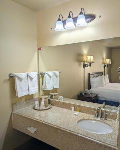 ein Badezimmer mit einem Waschbecken und einem Bett in der Unterkunft First Gold Gaming Resort in Deadwood