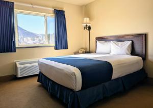 ein großes Bett in einem Hotelzimmer mit Fenster in der Unterkunft First Gold Gaming Resort in Deadwood