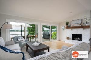 Istumisnurk majutusasutuses The Glistening Grape - Lakeside Getaway