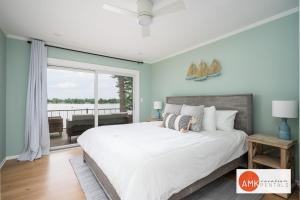 Voodi või voodid majutusasutuse The Glistening Grape - Lakeside Getaway toas