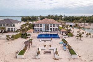 uma vista aérea de uma casa com piscina em The Bahamas Beachfront Dream Villa em Alice Town