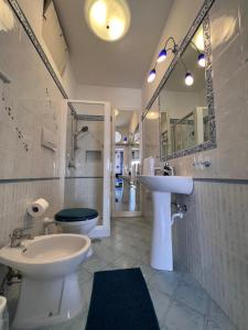 ein Bad mit einem Waschbecken und einem WC in der Unterkunft Aqua Blu Apartment Stella Maris in Piano di Sorrento
