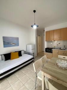 Georgoudi Apartments في نيكيتي: غرفة معيشة مع أريكة وطاولة