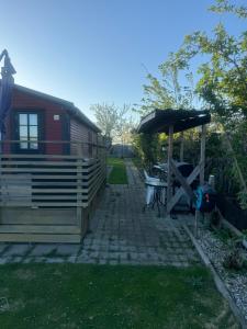 uma casa com uma mesa de piquenique e um guarda-chuva em Hotsgången 4 nummer 57 B em Malmo