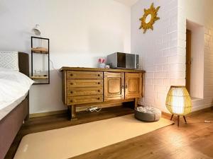 een slaapkamer met een bed en een dressoir met een magnetron bij Exil Apartment in Sankt Englmar