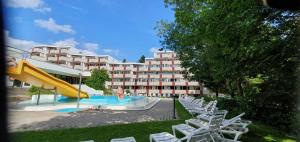 Bazén v ubytování Exil Apartment nebo v jeho okolí