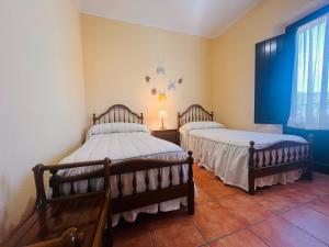 - une chambre avec 2 lits et une fenêtre dans l'établissement Puerta del Agua, à Uclés