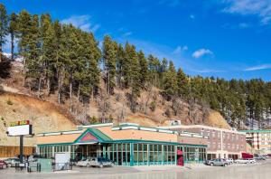 ein Gebäude mit Autos, die vor einem Berg geparkt sind in der Unterkunft First Gold Gaming Resort in Deadwood