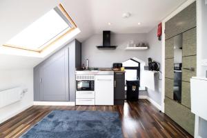 Dapur atau dapur kecil di Cohost Partners- Studio Apt in Cardiff
