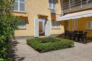 a patio with chairs and a table in front of a building at Apartments Casa Mia in Dramalj
