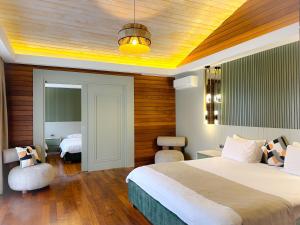 キラリにあるCirali Hera Hotelの木製の天井のベッドルーム1室(大型ベッド1台付)