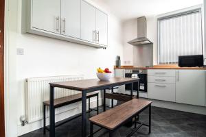 Köök või kööginurk majutusasutuses 4 bed house parking Wi-Fi garden