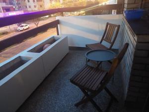una mesa y una silla en el balcón en Modern 1-bedroom condo, en Podgorica