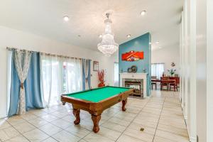 Biliár nebo kulečník v ubytování Private Yard Pet-Friendly Home in Dover