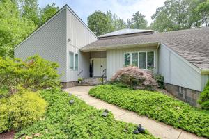 une maison avec une passerelle devant elle dans l'établissement Unique Pet-Friendly Dover Home with Skylight, à Dover