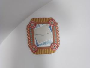 un espejo marrón con ruedas rojas sobre un fondo blanco en Malvasia room and apartment en Bríndisi