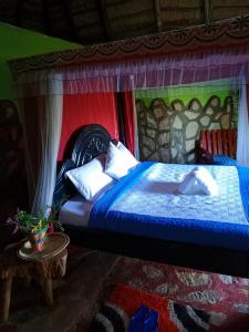 Uma cama ou camas num quarto em Paradise Eco-Hub