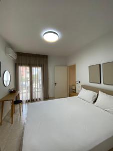 Postel nebo postele na pokoji v ubytování Georgoudi Apartments