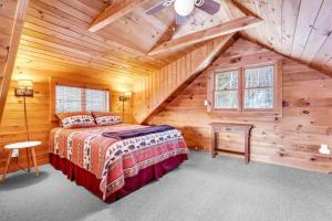 A bed or beds in a room at Gorgeous Chalet! VIEWS! Hot Tub! Sleeps 12! Games