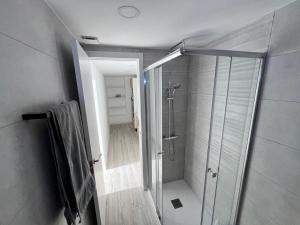 ein Bad mit ebenerdiger Dusche und ebenerdiger Dusche in der Unterkunft Estudio nuevo zen in Calafell