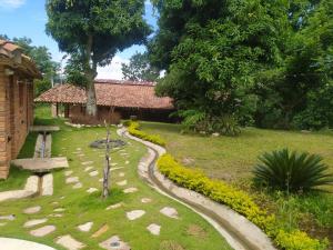 a garden with a path leading to a building at Dulce Aventura in Piedecuesta