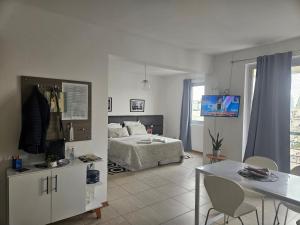 a bedroom with a bed and a table with chairs at Apart 1013 con Piscina Gimnasio Laundry y Seguridad 24 hs in Buenos Aires