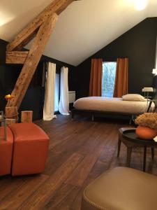 1 dormitorio con 2 camas y suelo de madera en Le Clos de la Pomponnette, en Pomponne