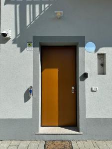una porta sul lato di un edificio di Residenza Zotaj Small appartament a Casale Monferrato