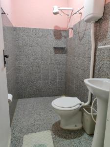 łazienka z toaletą i umywalką w obiekcie Pousada Carambola w mieście Pipa