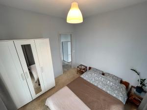 1 dormitorio con cama, armario y luz en Apartament Warszawski Swit en Varsovia