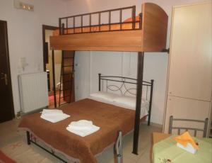 ein Schlafzimmer mit einem Etagenbett mit zwei Handtüchern darauf in der Unterkunft Giannad Studio in Distomo
