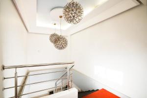 una escalera en una casa con una lámpara de araña en Hotel Elegance, en Bombay