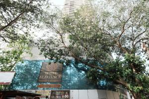 un edificio con un cartel en el costado en Hotel Elegance, en Bombay