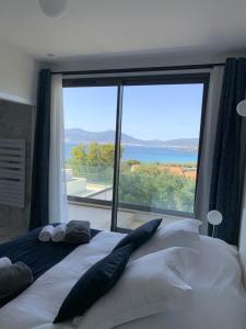Ένα ή περισσότερα κρεβάτια σε δωμάτιο στο VILLA IMPERIALE vue mer piscine
