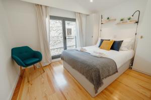 Un pat sau paturi într-o cameră la Courtyard Oporto Design Apartments by Vacationy