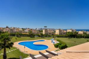 a view of a swimming pool in a park at Apartamento no Condomínio Baia Village com Piscina in Albufeira