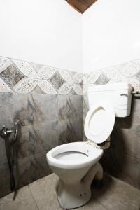 Harihara Residency في مومباي: حمام مع مرحاض أبيض في الغرفة