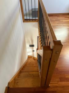 una escalera en una casa con suelo de madera en Homely Onore en Onore
