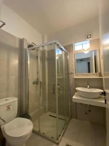 ニキティにあるGeorgoudi Apartmentsのバスルーム(シャワー、トイレ、シンク付)