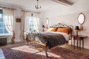 Un pat sau paturi într-o cameră la Luxury Georgian Townhouse in heart of Norwich Sleeps 4