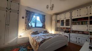 Un dormitorio con una cama con dos ositos de peluche encima. en Feel Free House, en Stulpicani