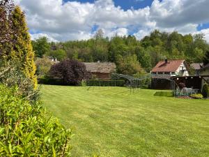 une grande pelouse avec une aire de jeux en arrière-plan dans l'établissement Penzion V Podzámčí, à Moravská Třebová