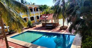 an overhead view of a swimming pool in front of a house at Hotel los Arcos in Izamal