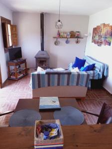 salon z kanapą i stołem w obiekcie Apartamentos Balcon del Cielo w mieście Trevélez