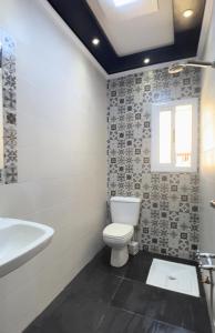 a bathroom with a toilet and a sink and a tub at Villa Malalien in Tetouan