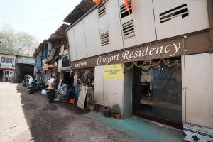 Harihara Residency في مومباي: متجر فيه لافته مكتوب فيها راحة مقاوم في شارع