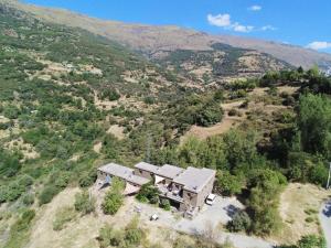 Vue aérienne d'une maison sur une colline dans l'établissement Apartamentos Balcon del Cielo, à Trevélez